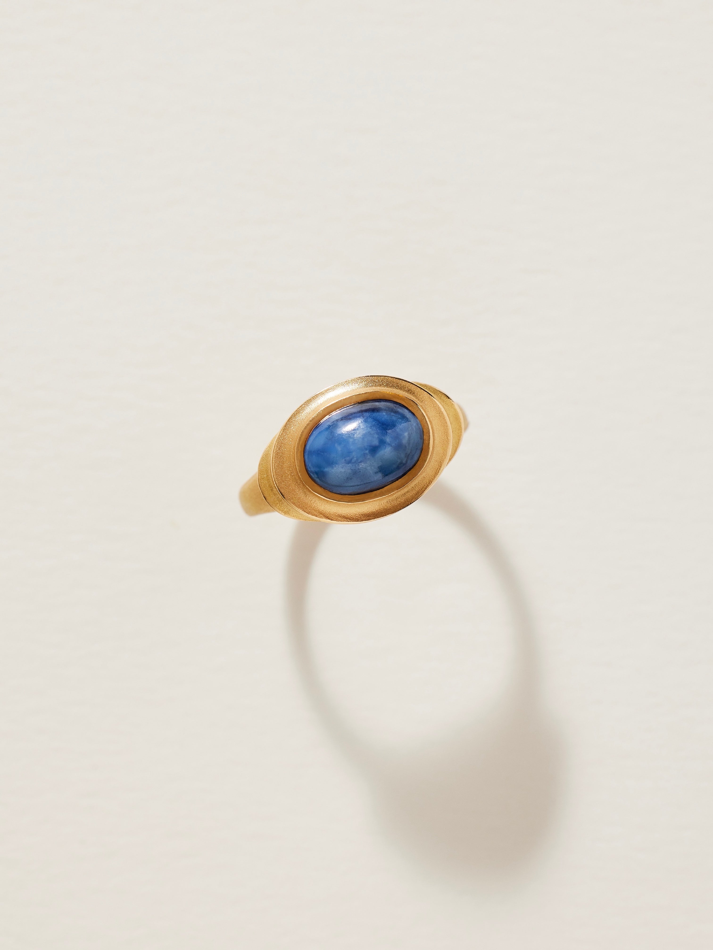 Màre Ring in 18k Royal with Star Sapphire, Size 7