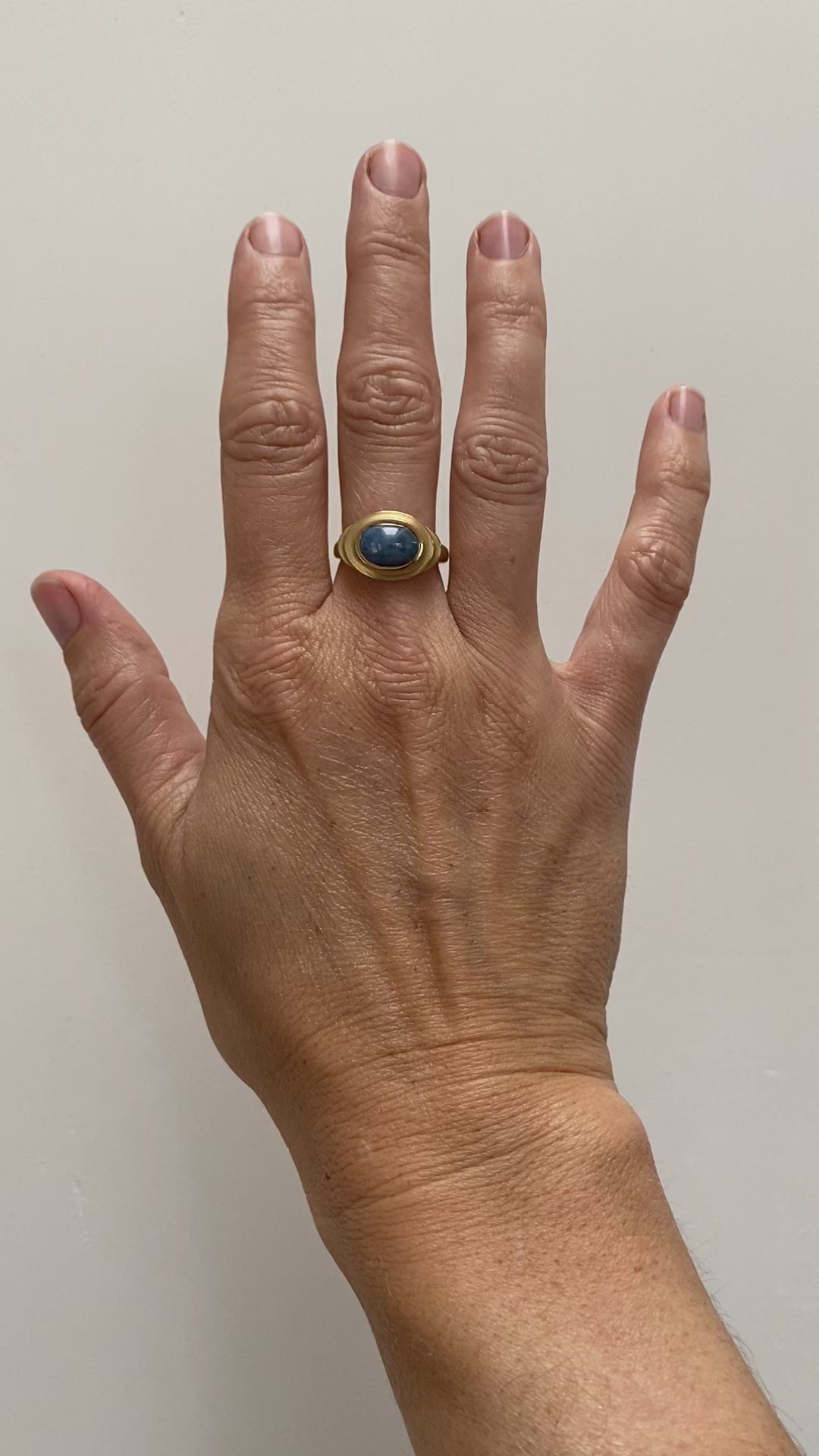 Màre Ring in 18k Royal with Star Sapphire, Size 7