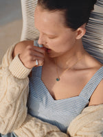Load image into Gallery viewer, Narrow Pilar Ring with Green Lip Abalone
